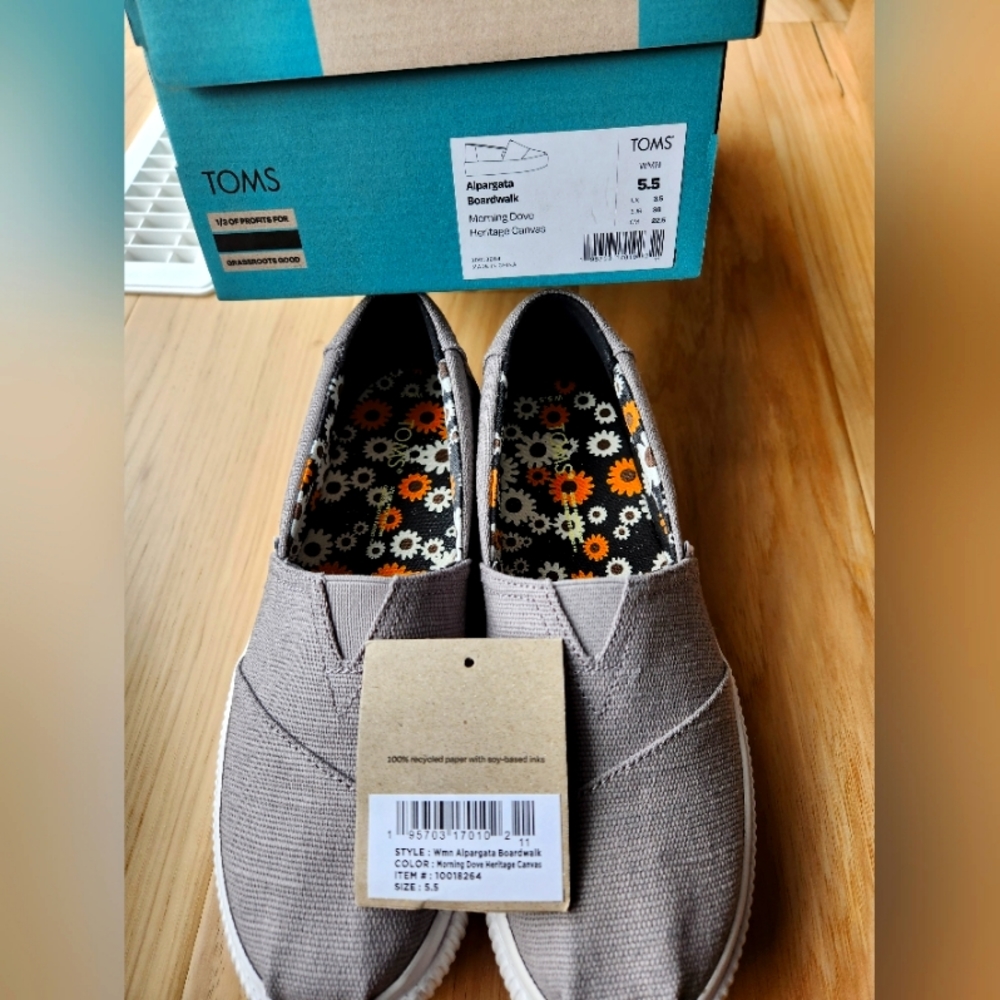 BNIB. NEVER WORN. Toms Alpargata Boardwalk shoes